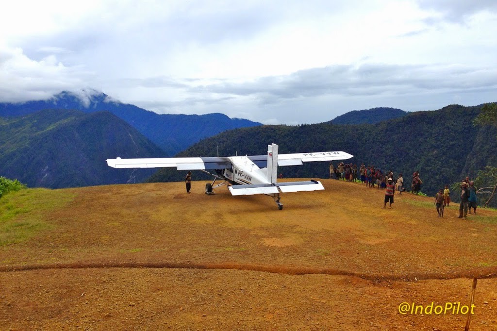 Weawin airstrip, Papua (it's below where I've parked)